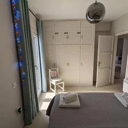 Comfortable 2-bedroom With Balcony & Port View Adamantas (Milos)