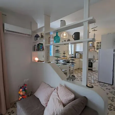 Comfortable 2-bedroom With Balcony & Port View * Adamantas (Milos)