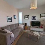 Comfortable 2-bedroom With Balcony & Port View Apartmán