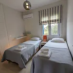 Comfortable 2-bedroom With Balcony & Port View Adamantas (Milos)