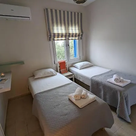 Comfortable 2-bedroom With Balcony & Port View *