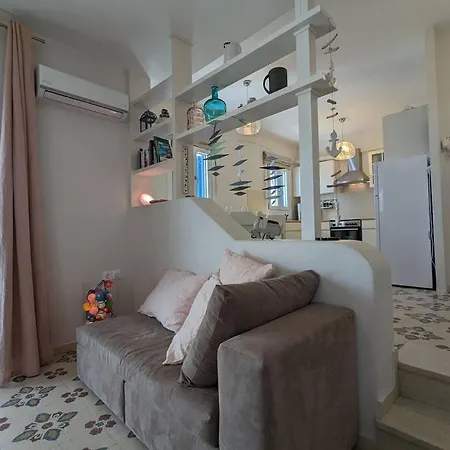 Comfortable 2-bedroom With Balcony & Port View Apartmán