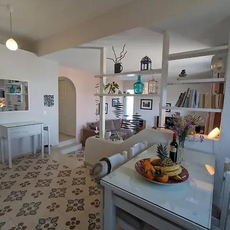 Comfortable 2-bedroom With Balcony & Port View *