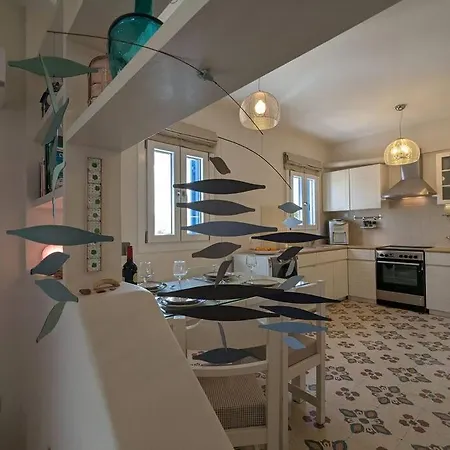 Comfortable 2-bedroom With Balcony & Port View *